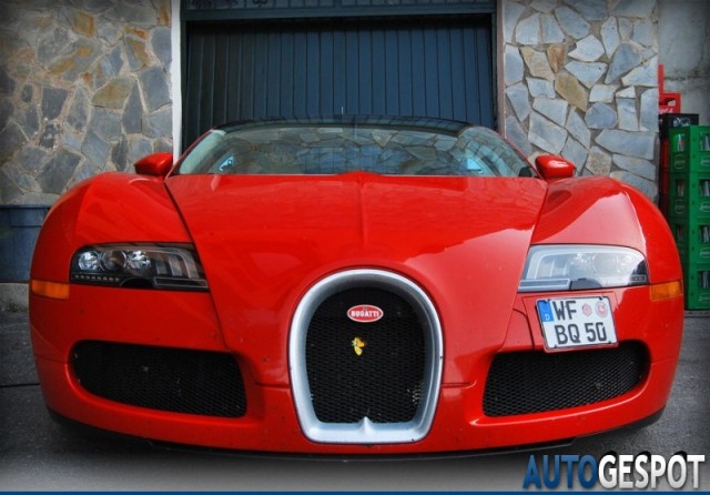 Gespot: Bugatti Veyron 16.4 Grand Sport in het aantrekkelijke rood