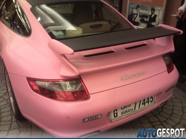 Gespot: roze Porsche 997 Carrera in Dubai