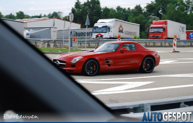 Spot van de dag: Mercedes-Benz SLS AMG in goed gezelschap