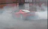 Ferrari bestuurders gaan los met donuts