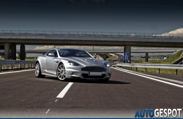 Strange sighting: Aston Martin DBS midden op de snelweg