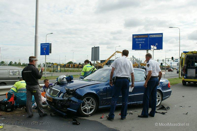Crash: Mercedes-Benz E 55 AMG komt in aanraking met brommer