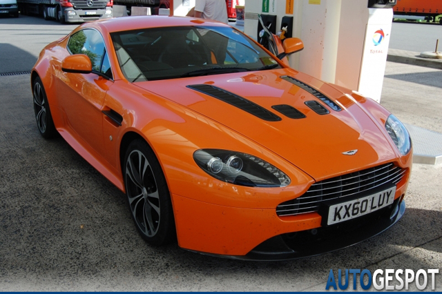 Strange sighting: Aston Martin V12 Vantage met een opvallend kleurtje