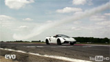 Filmpje: Lamborghini Gallardo LP570-4 Spyder Performante tegen een stuntvliegtuig