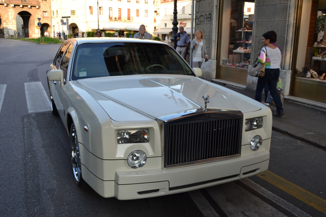 Gespot: Rolls-Royce Phantom replica op basis van een Lincoln Towncar