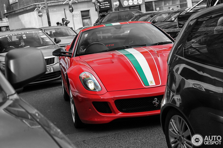 Une splendide 599 HGTE avec le tricolore italien