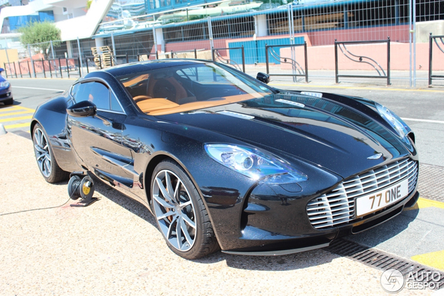 Aston Martin One-77 in haven van Cannes