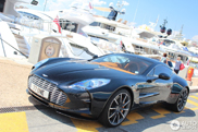 Une Aston Martin One-77 dans le port de Cannes