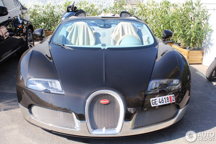 Un super topspot : une Veyron 16.4 Grand Sport Grey Carbon