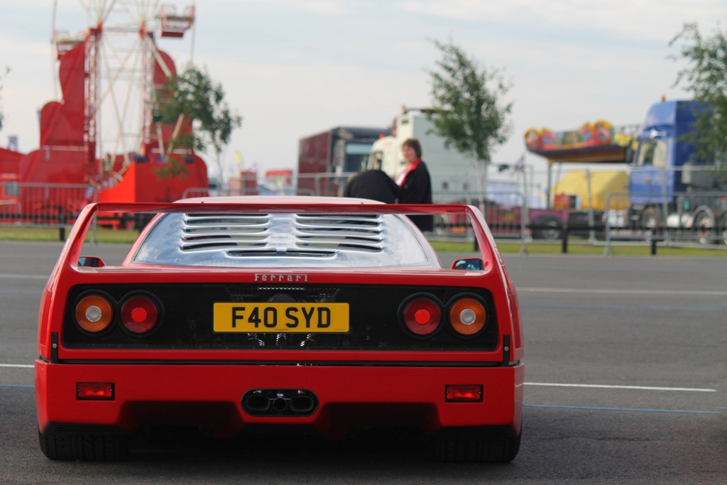 60 keer Ferrari F40 tijdens 2012 Silverstone Classic 