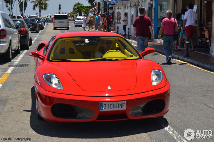 Besondere Kombination von Exterior und Interior eines Ferrari F430