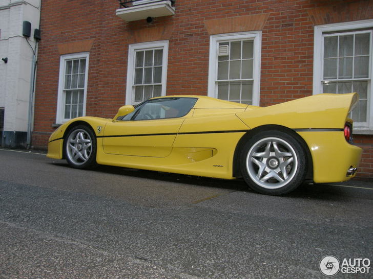 Knappe gele Ferrari F50 gespot in Londen
