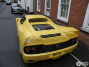 Chic: Gelber Ferrari F50 in London gespottet
