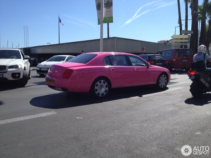 Opvallender wordt het niet: roze Bentley Continental Flyin Spur gespot!