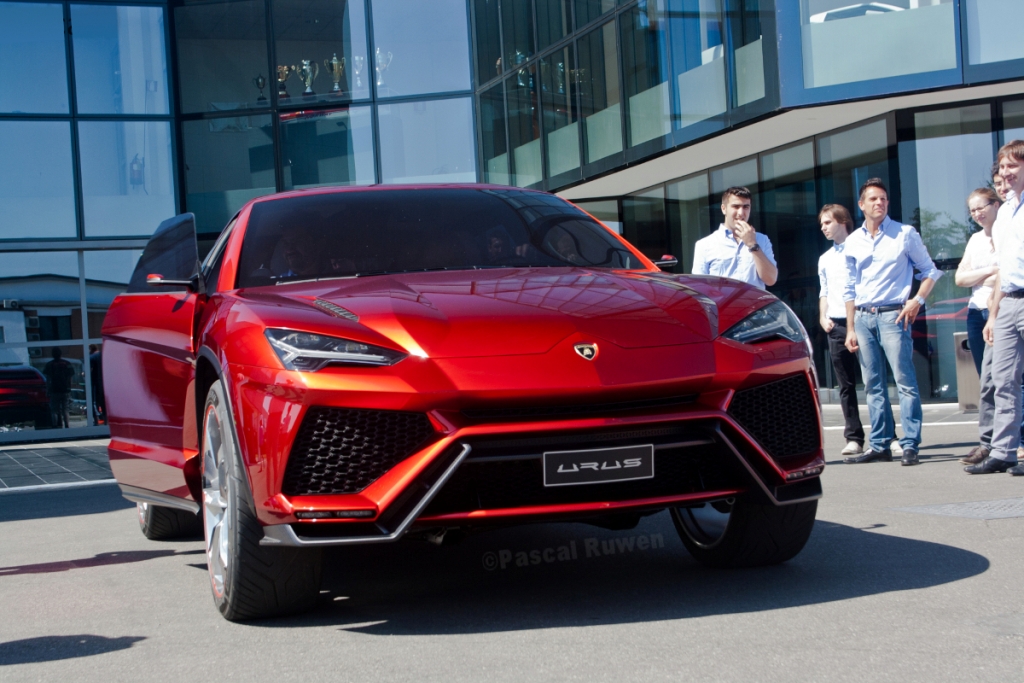Lamborghini Urus straalt voor de Lamborghini fabriek
