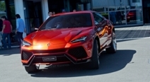 Une flamboyante Lamborghini Urus devant l'usine Lamborghini