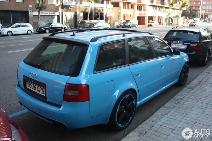 Ultieme gezinssmurfenauto gespot: Audi RS6 Avant C5