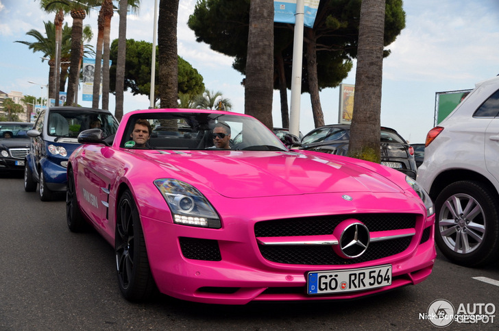 Voici la deuxième voiture de Pink Gin : une Mercedes-Benz SLS AMG Roadster