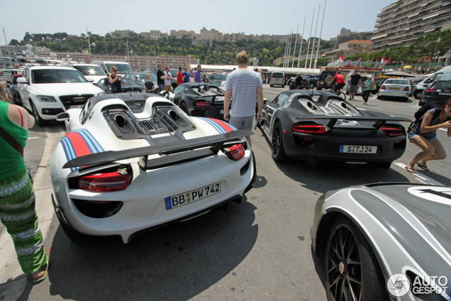 Overdrijven is ook een vak: vier Porsche 918's in Monaco!