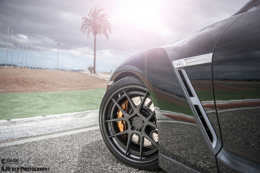 Nissan GT-R met ADV1 velgen en Akrapovic uitlaat