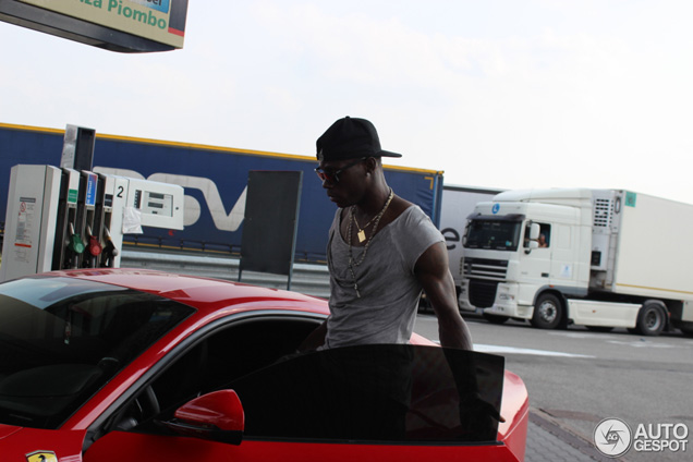 "Super" Mario Balotelli in zijn Ferrari F12Berlinetta gespot!