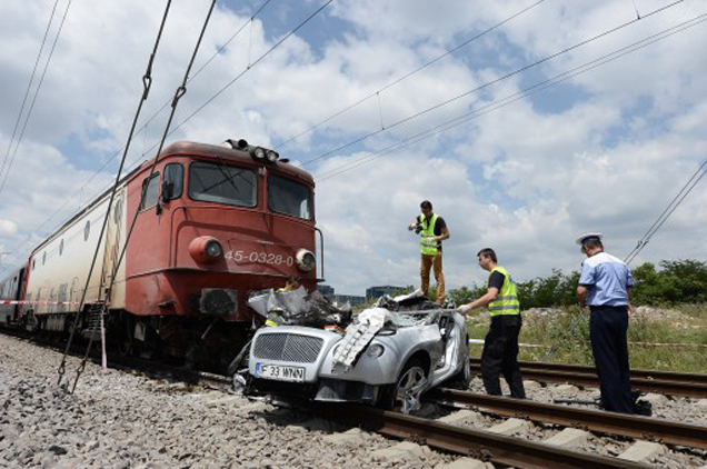 Bentley geraakt door trein