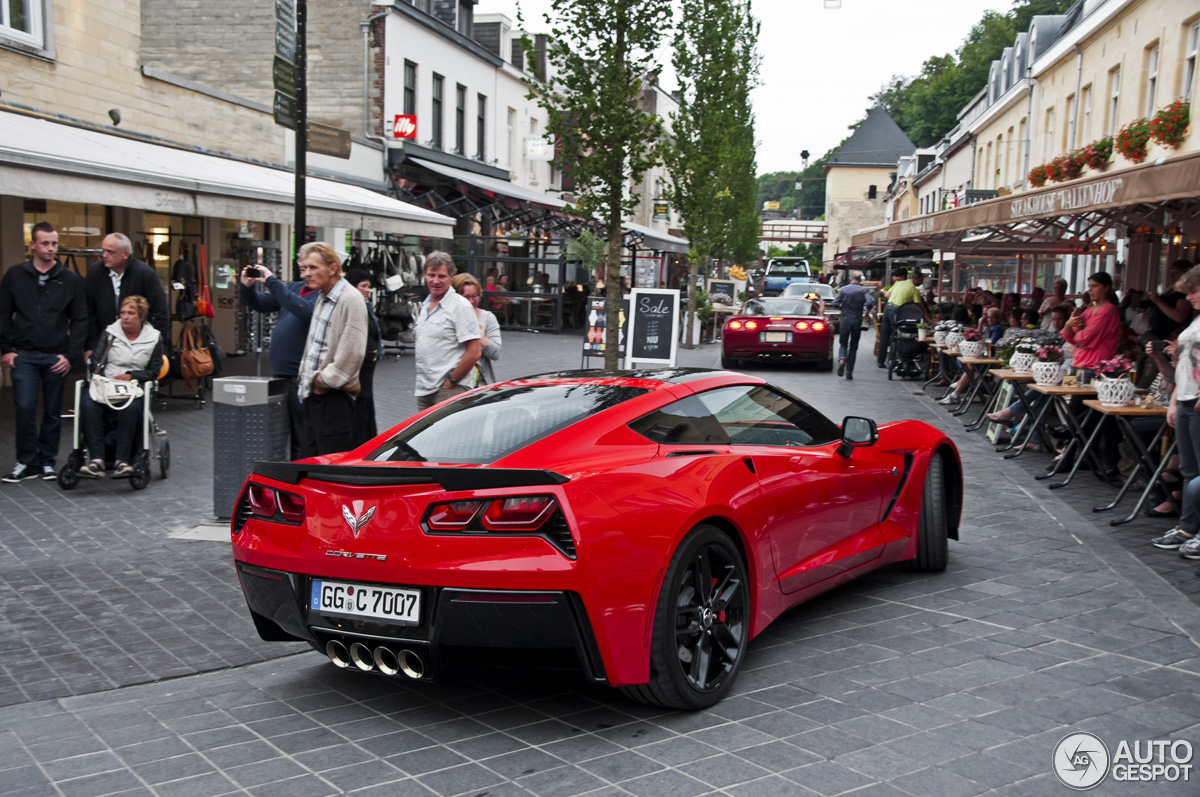 Corvette C7 Stingray stal even de show bij Corvette-fame