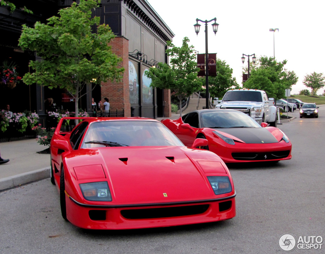 Ferrari F40 en 458 Italia stralen samen in Columbus, Ohio 