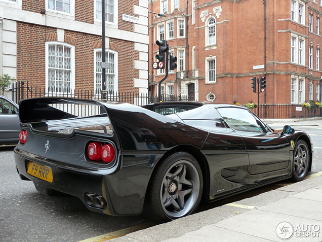 Zwarte Ferrari F50 in Londen gespot