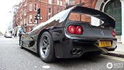 Czarne Ferrari F50 spotkane w Londynie