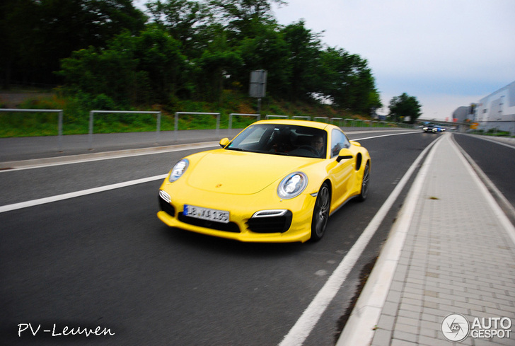 Geel laat de Porsche 991 Turbo zeker opvallen!