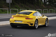 ¡El amarillo hace realmente llamativo al Porsche 991 Turbo!
