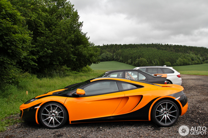 Zwarte stickers doen de McLaren MP4-12C goed