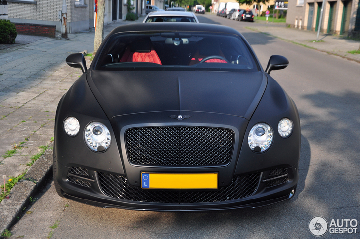 Lukaku rolt in een matzwarte Bentley Continental GT Speed 