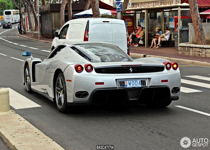 Zilverkleurige Enzo gespot in Monaco