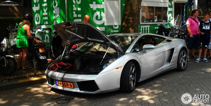 Lamborghini Gallardo staat met pech in Rotterdam