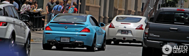 Zo babyblauw zag je de BMW M6 nog nooit