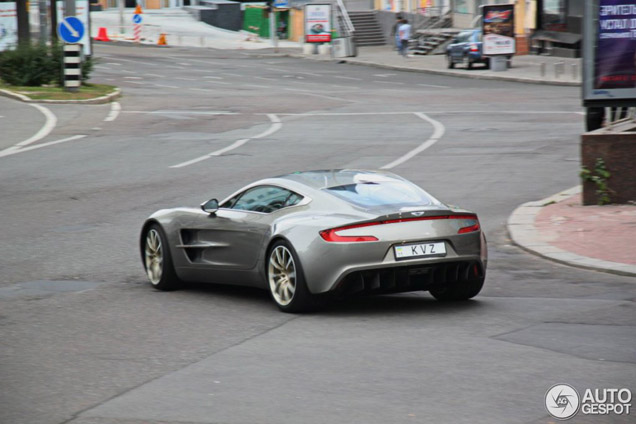Schril contrast: een Aston Martin One-77 in Kiev!
