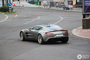 Contrastes : une Aston Martin One-77 à Kiev!