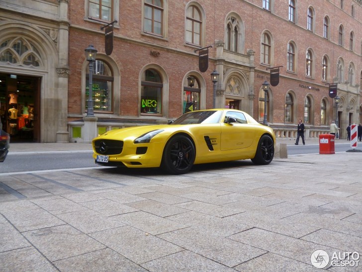 Prachtig gele Mercedes-Benz SLS AMG gespot 