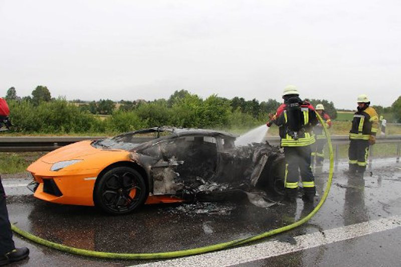 Lamborghini brandt af op snelweg