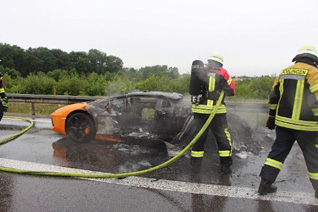 Lamborghini brandt af op snelweg