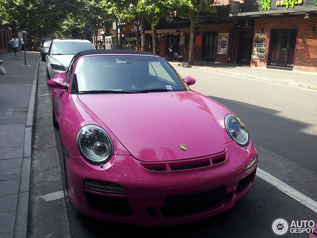 Roze Porsche Carrera GTS is een nekkendraaier in Shanghai