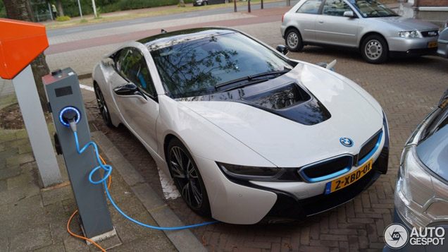Nederland heeft z’n eerste BMW i8 te pakken