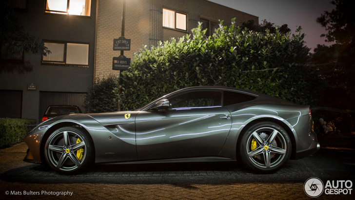 Spot van de dag: Ferrari F12berlinetta in kunstlicht