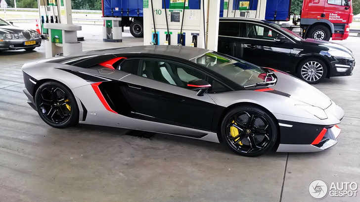 Spot van de dag: kleurrijke Lamborghini Aventador LP700-4