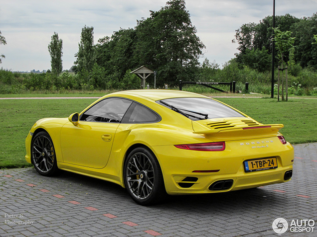 Porsche 991 Turbo S is geel als Tweety