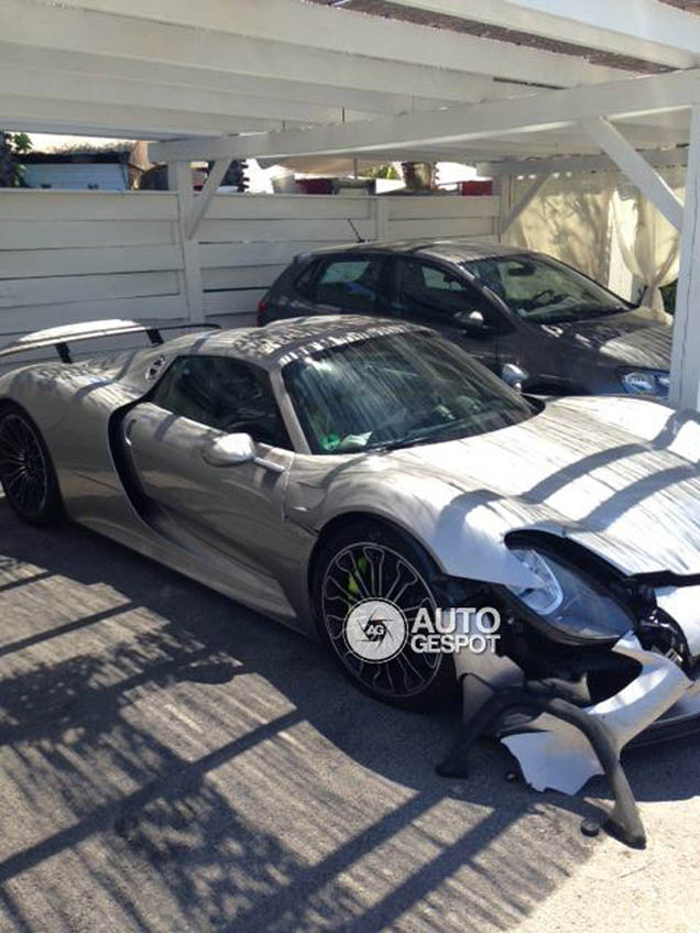 Bezopen actie met Porsche 918 Spyder resulteert in crash