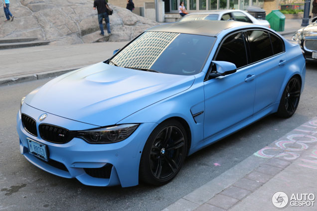 Deze kleurencombinatie staat de BMW M3 als een maatpak