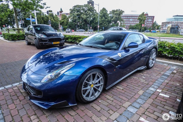 Spot van de dag: blauwe F12tdf in Den Bosch